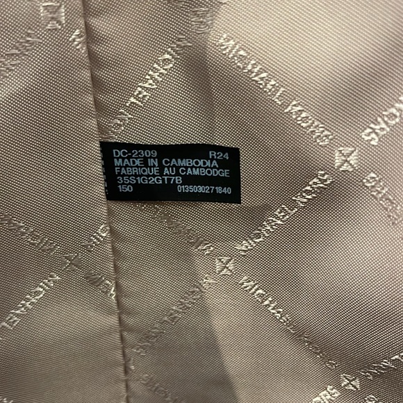 MICHAEL KORS GILLY LARGE DRAWSTRING TRAVEL SHOULDER TOTE SIGNATURE 
VANILLA 
NWT - Picture 12 of 16